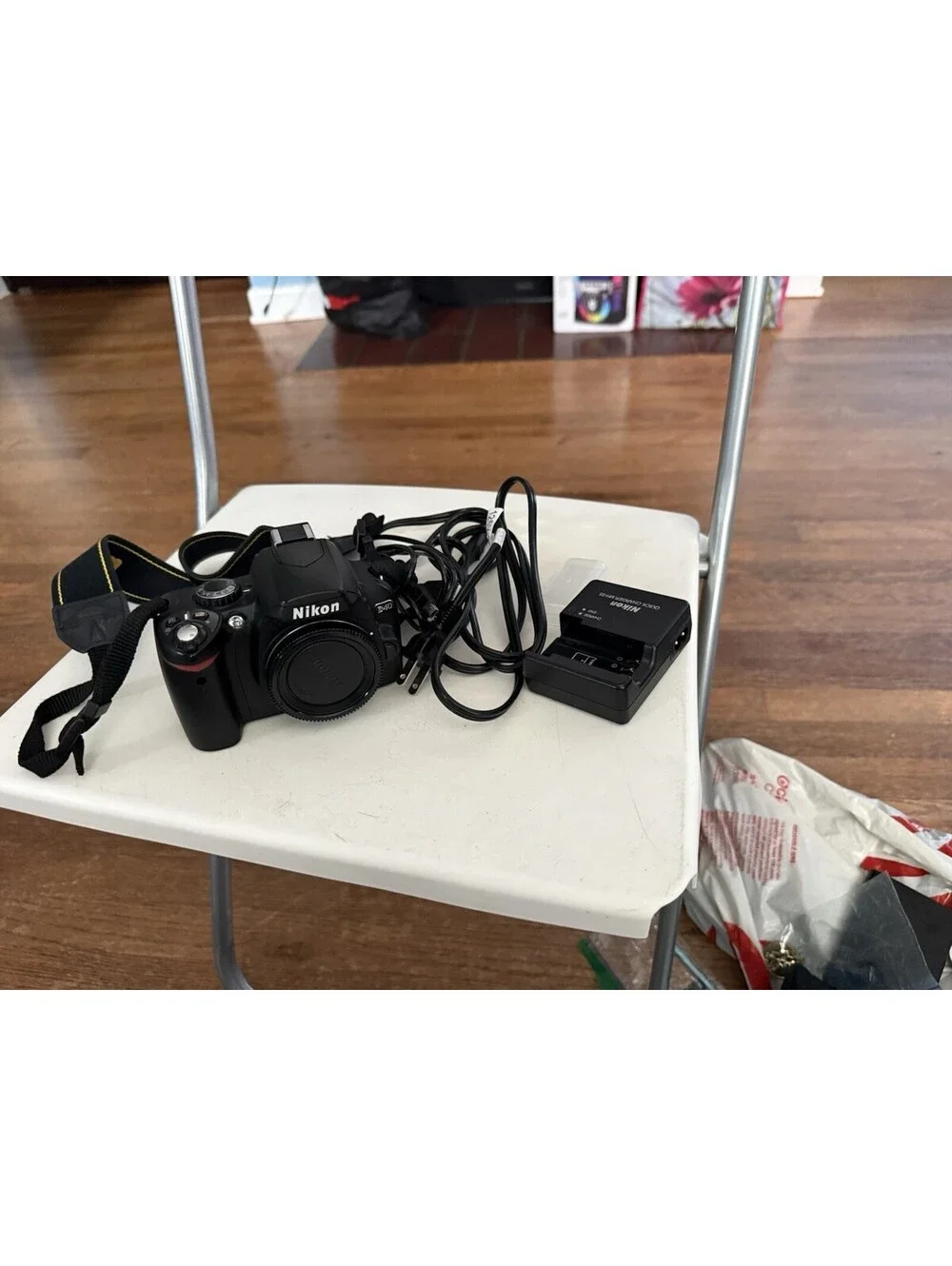 Nikon D40 Digital SLR Camera Body Only  W/battery , Charger , Bundle ( Read)